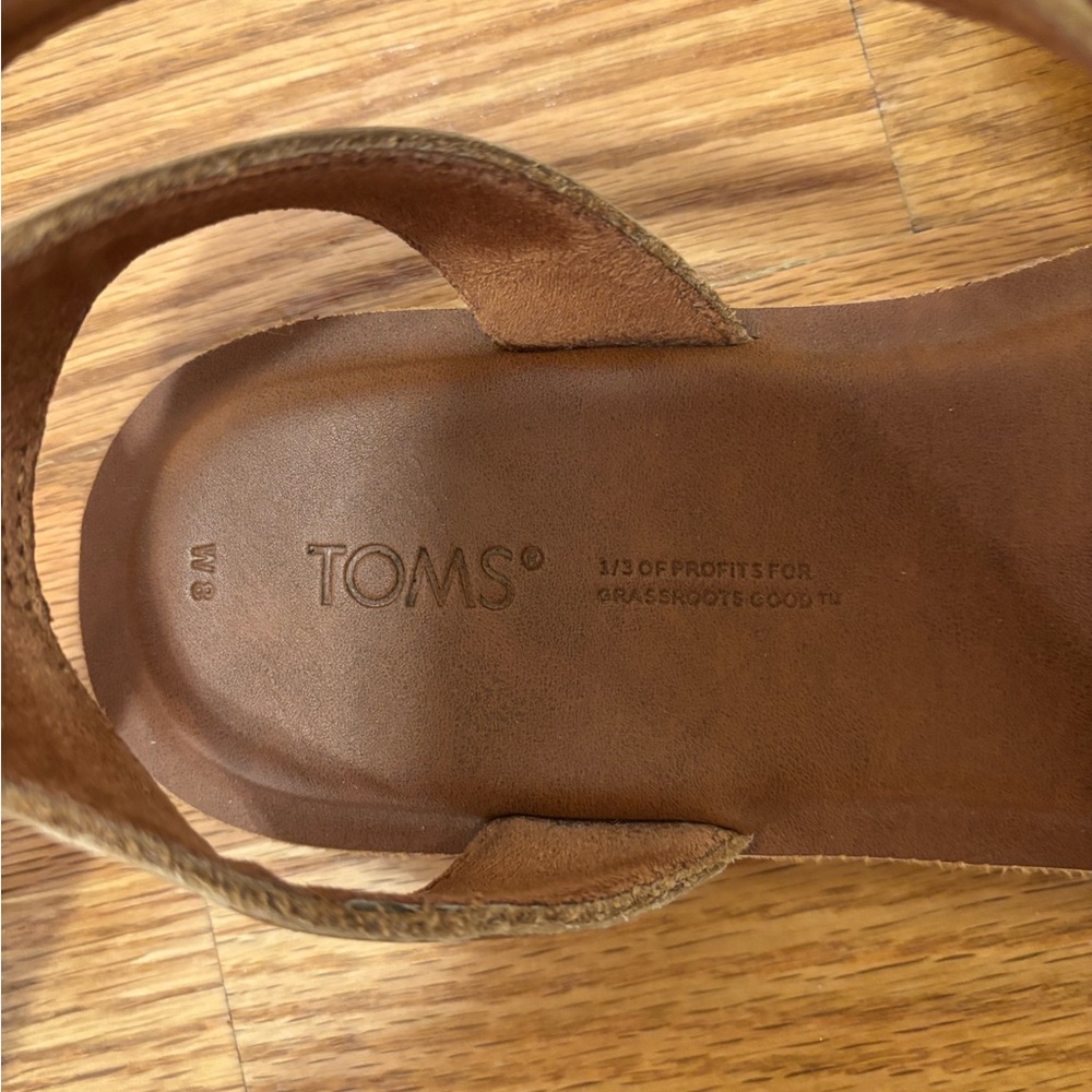 TOMS Tan Leather Sandals - Picture 4 of 8